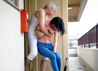 Cô vợ trẻ mới cưới bị bố chồng già hiếp