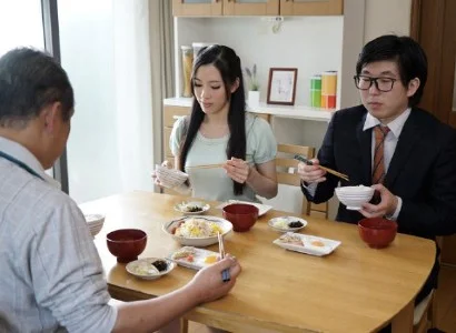 Quá nứng, nàng dâu banh bím cho bố chồng địt